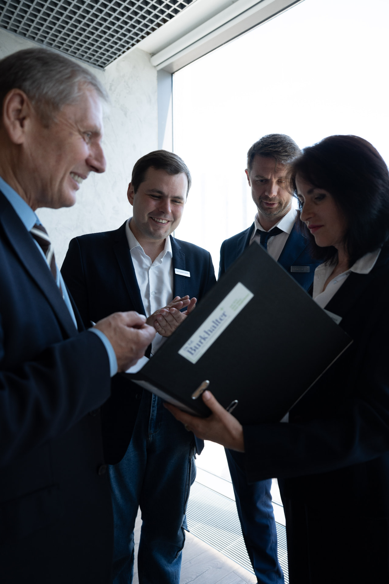 Austausch im Team der Dr. Ed. Burkhalter, Finanz- und Unternehmensberatung AG